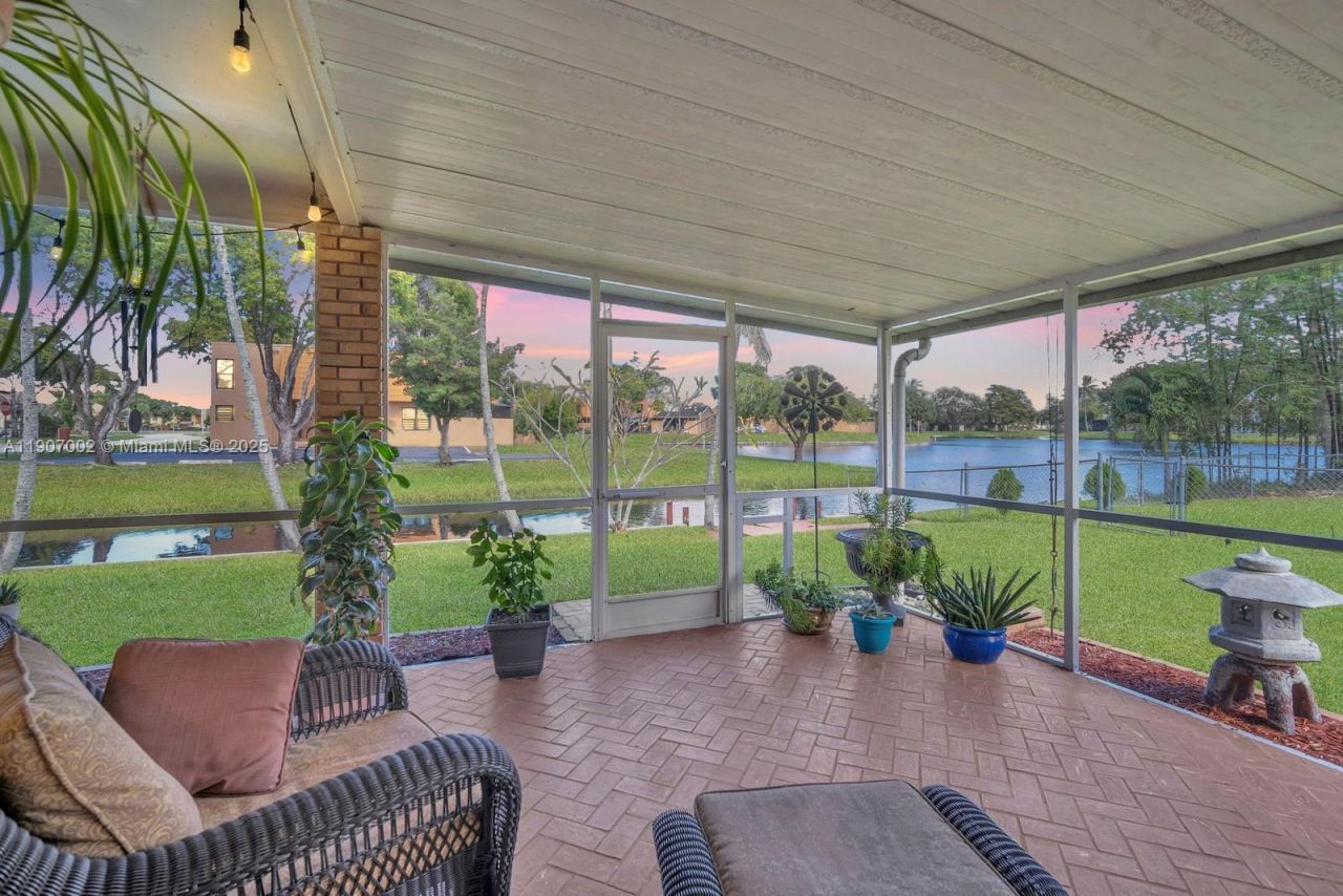 1245 NW 92nd Ave, Pembroke Pines, FL 33024 Photo