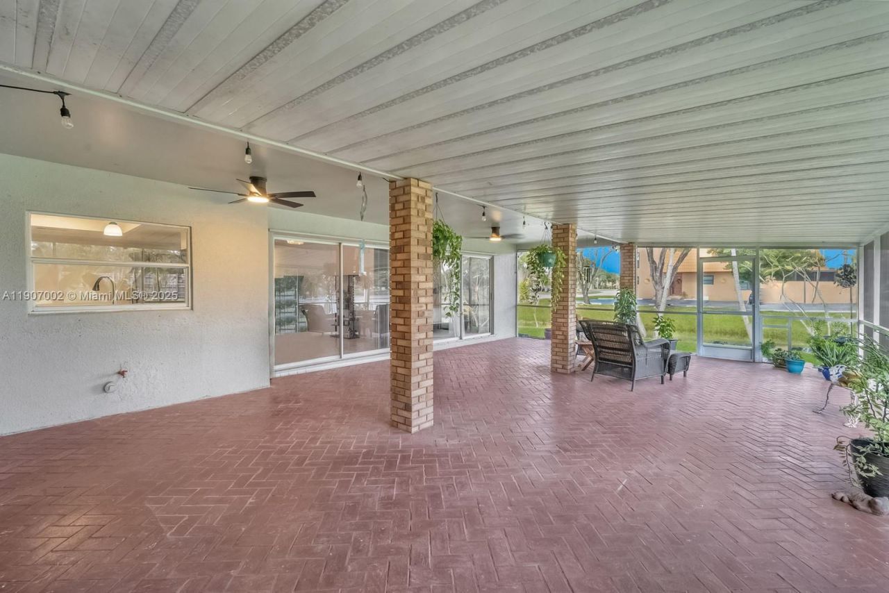 1245 NW 92nd Ave, Pembroke Pines, FL 33024 Photo