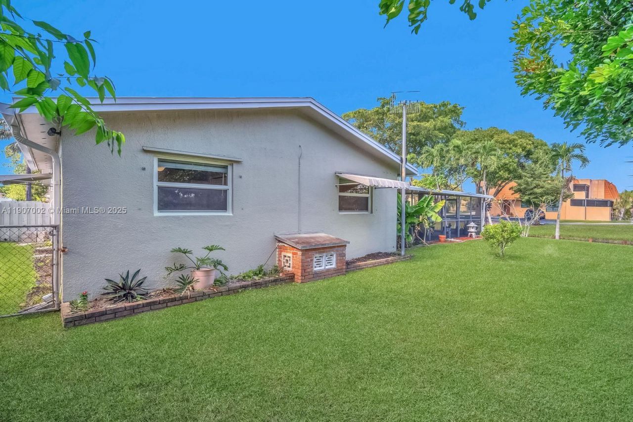 1245 NW 92nd Ave, Pembroke Pines, FL 33024 Photo