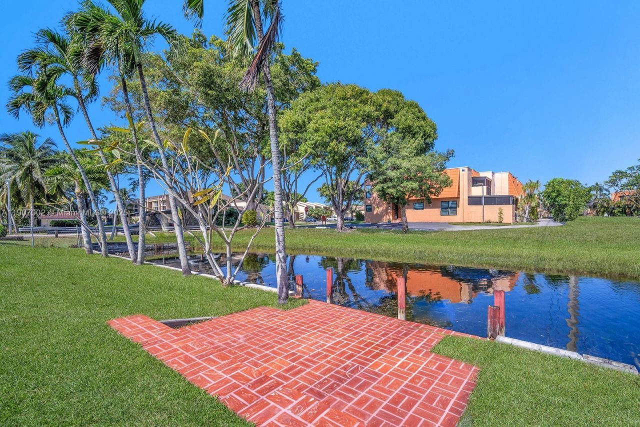 1245 NW 92nd Ave, Pembroke Pines, FL 33024 Photo