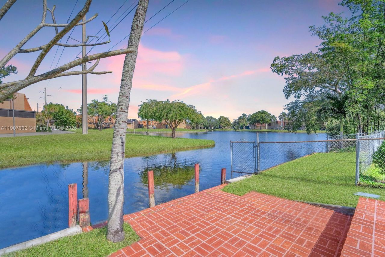 1245 NW 92nd Ave, Pembroke Pines, FL 33024 Photo