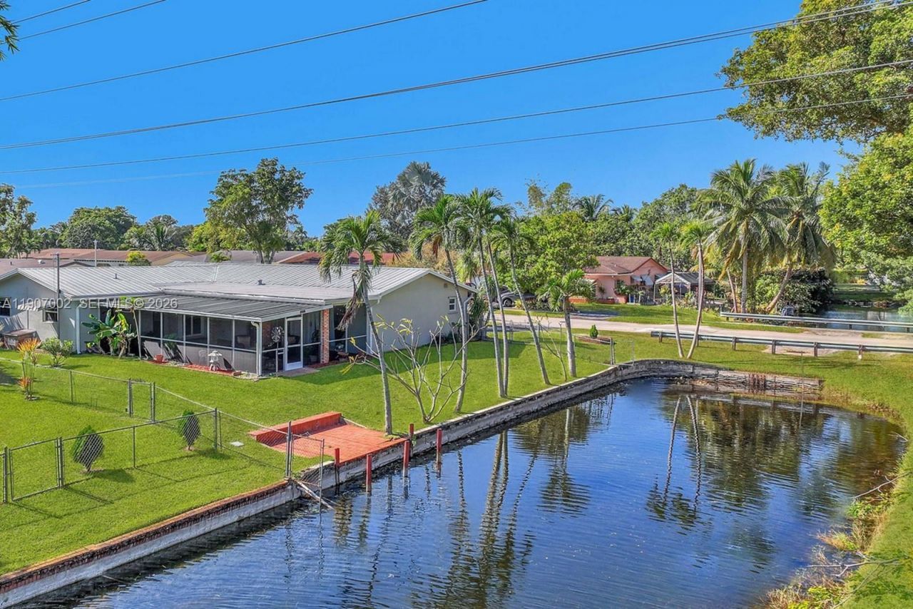 1245 NW 92nd Ave, Pembroke Pines, FL 33024 Photo