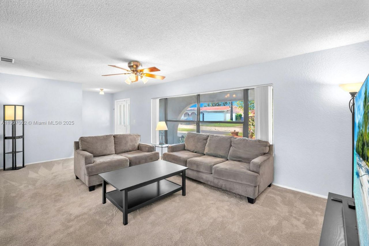 1245 NW 92nd Ave, Pembroke Pines, FL 33024 Photo