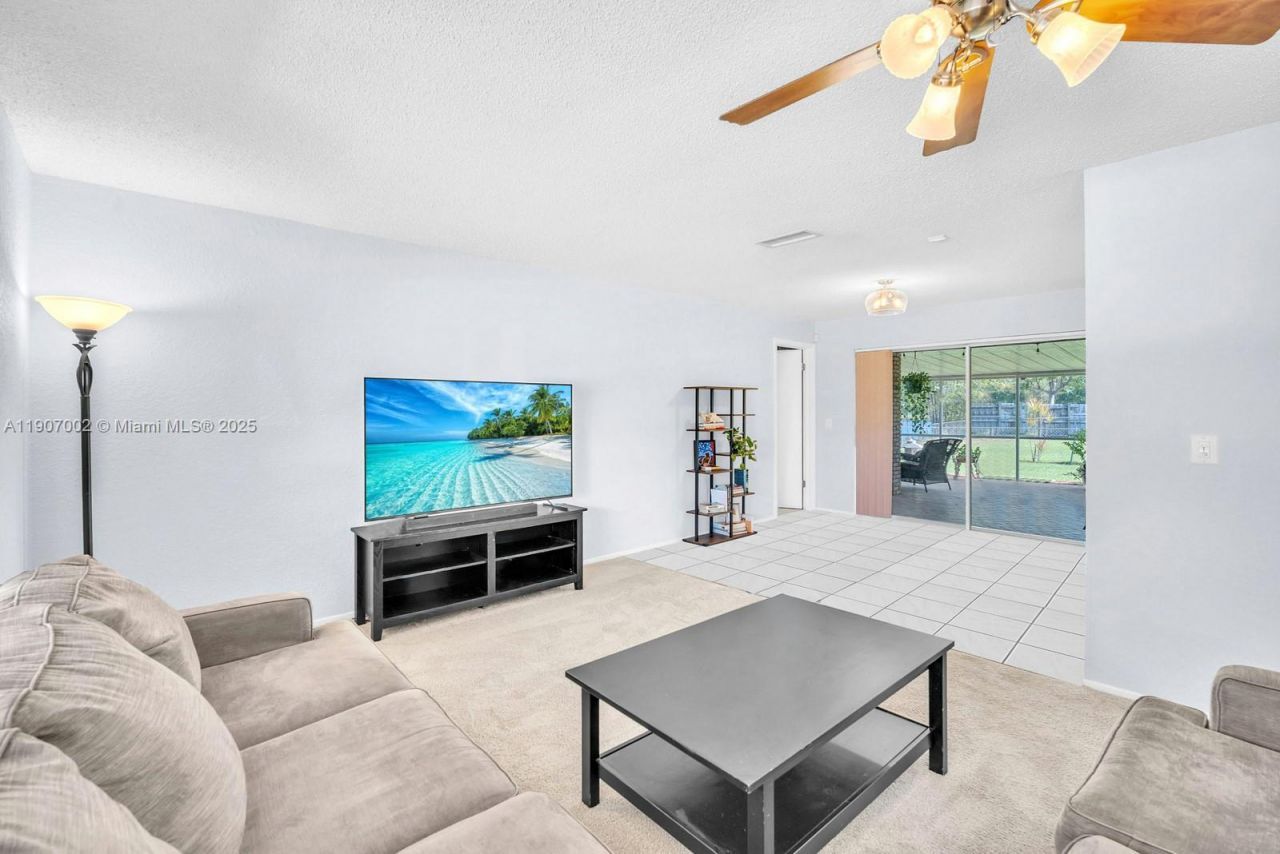 1245 NW 92nd Ave, Pembroke Pines, FL 33024 Photo