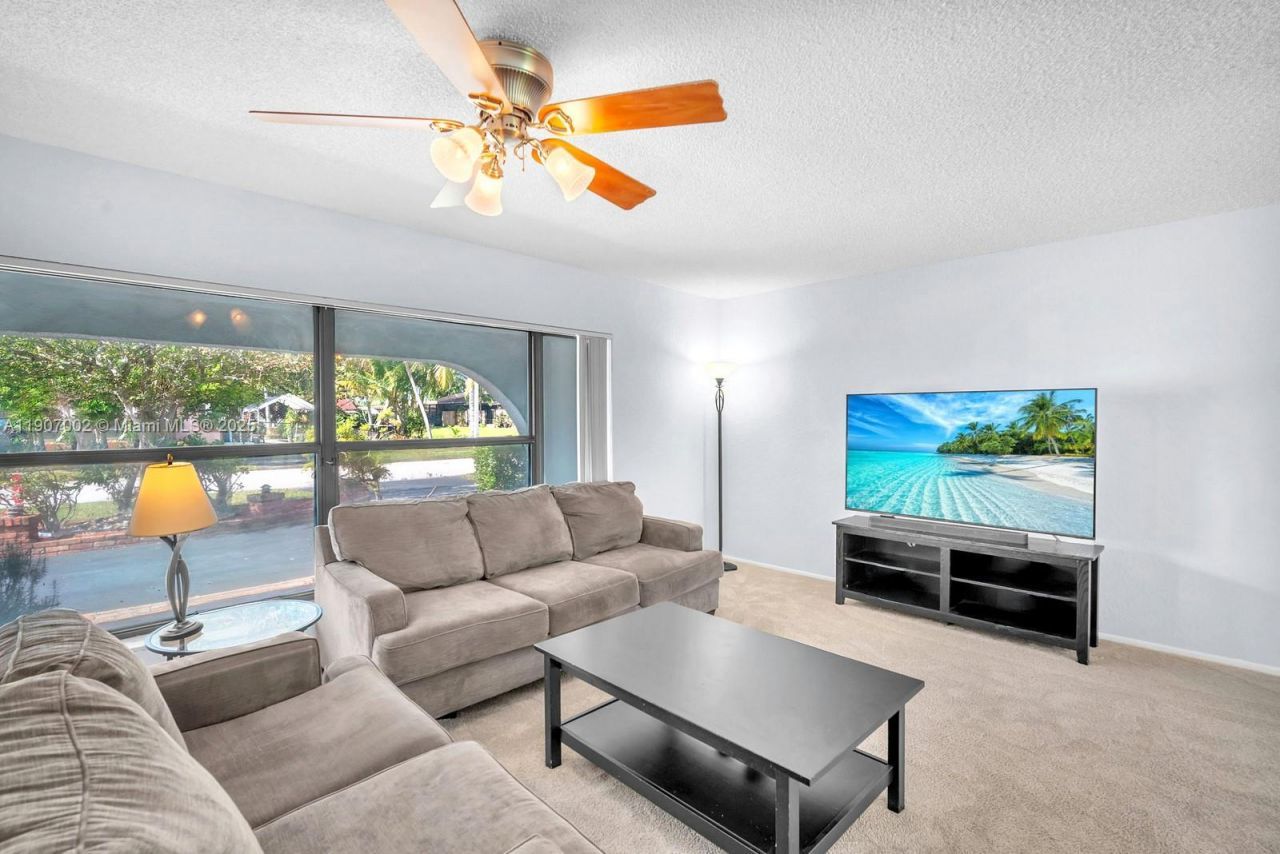 1245 NW 92nd Ave, Pembroke Pines, FL 33024 Photo