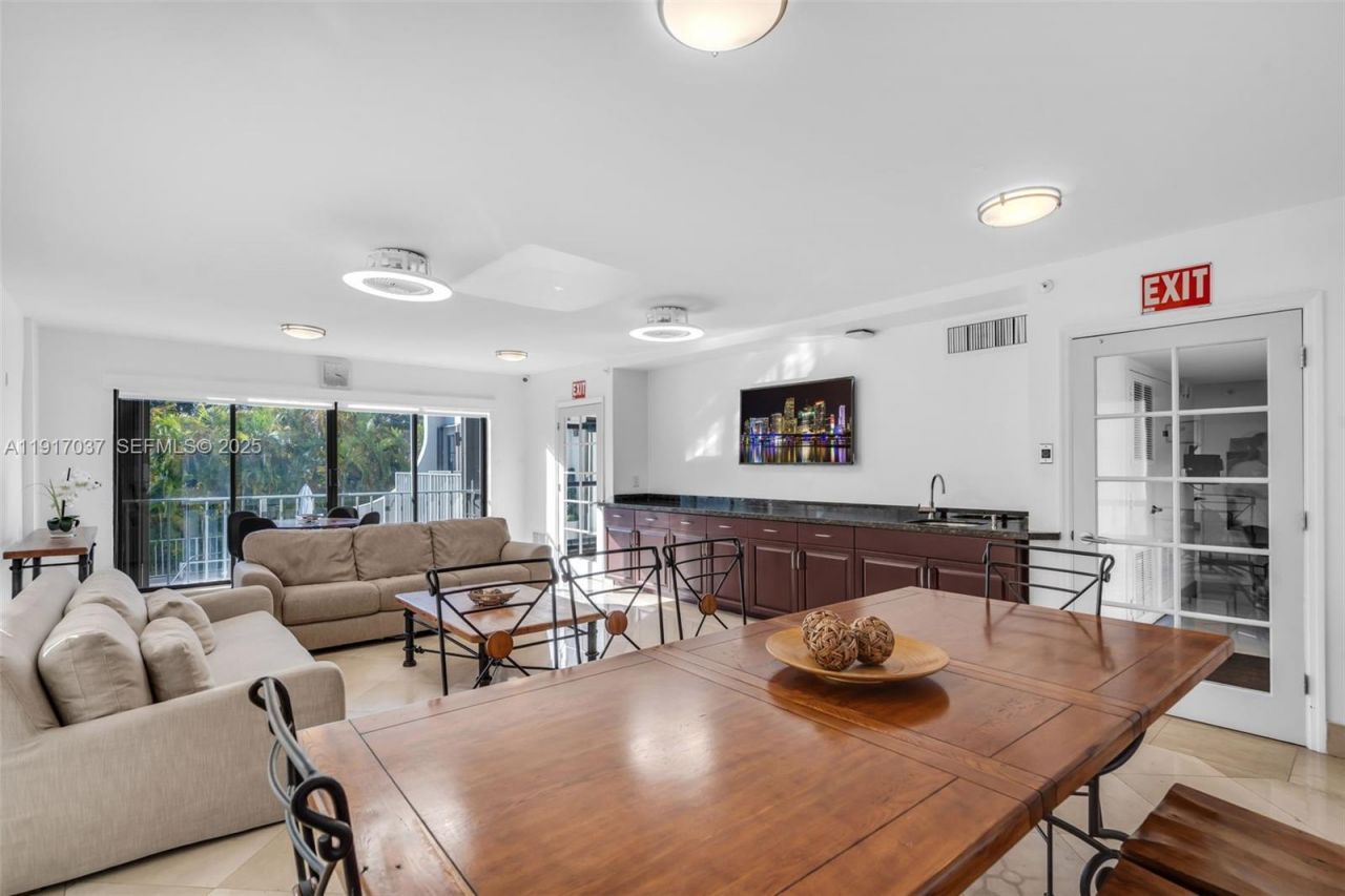 575 Crandon Blvd, Unit 504, Key Biscayne, FL 33149 Photo