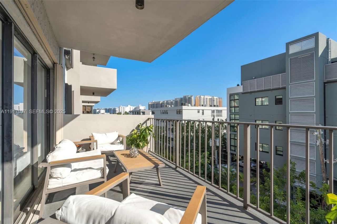 575 Crandon Blvd, Unit 504, Key Biscayne, FL 33149 Photo