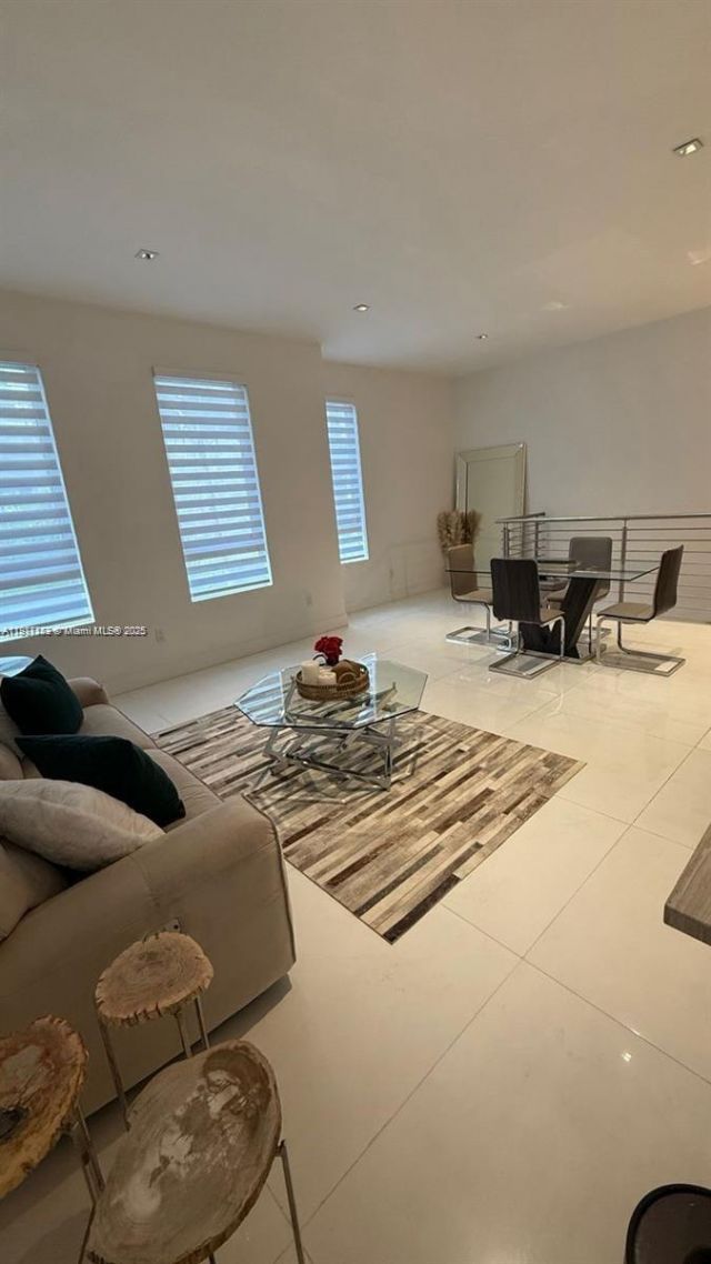 9165 NW 33rd St, Doral, FL 33172 Photo