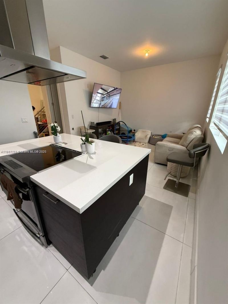 9165 NW 33rd St, Doral, FL 33172 Photo