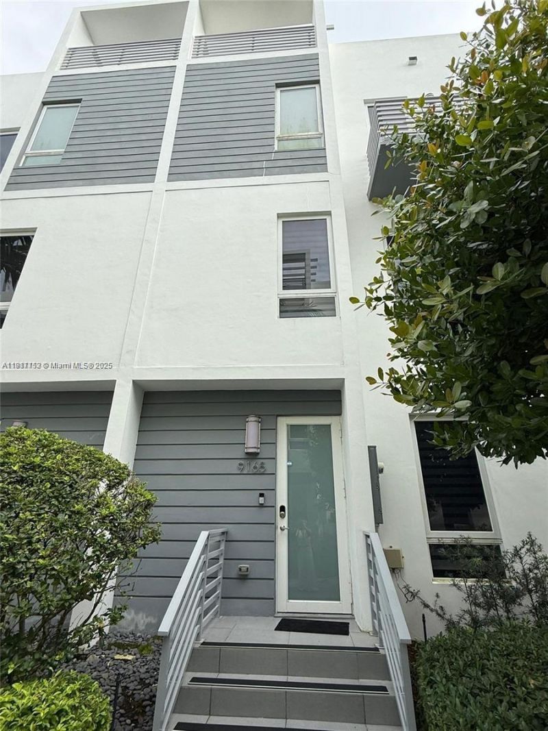 9165 NW 33rd St, Doral, FL 33172 Photo