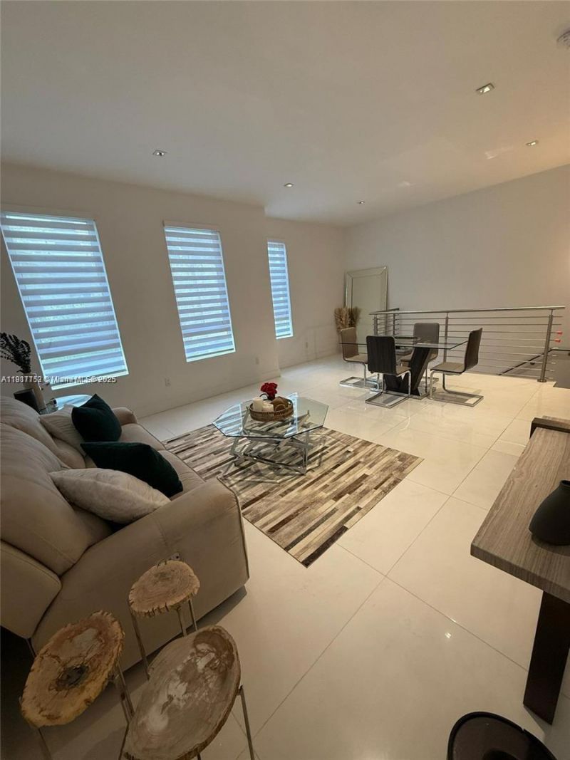 9165 NW 33rd St, Doral, FL 33172 Photo