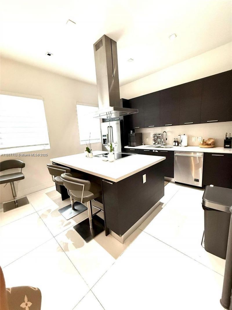 9165 NW 33rd St, Doral, FL 33172 Photo