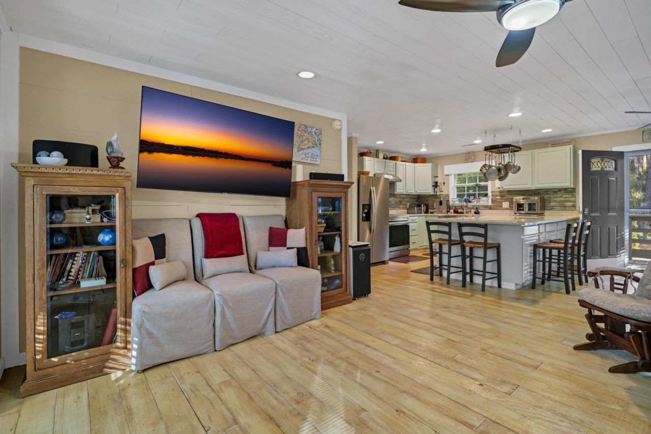 8525 Middleton Point Lane Photo 12