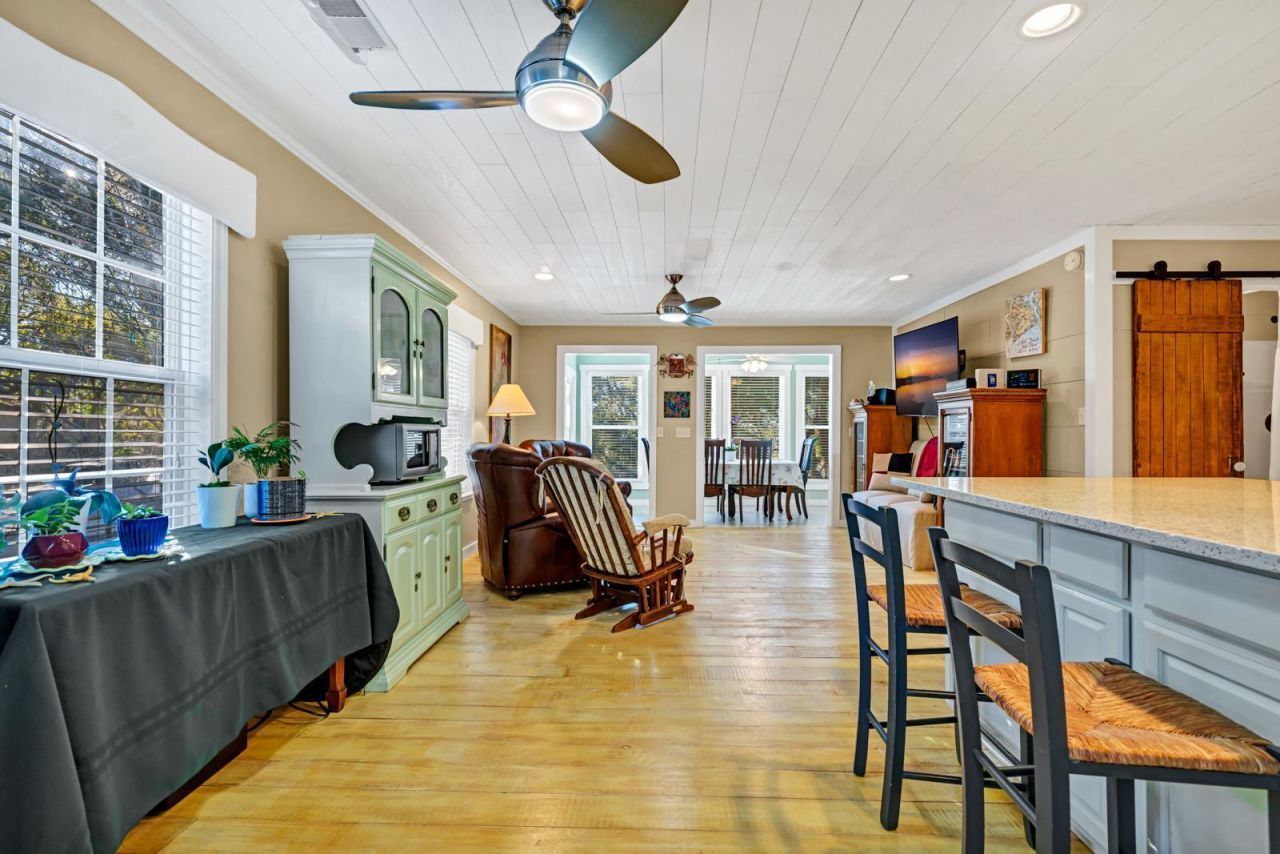 8525 Middleton Point Lane Photo 4