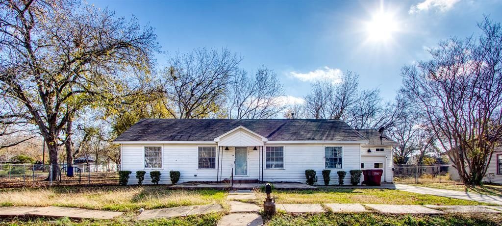 903 W 8th Street, Bonham, TX 75418 Main Photo