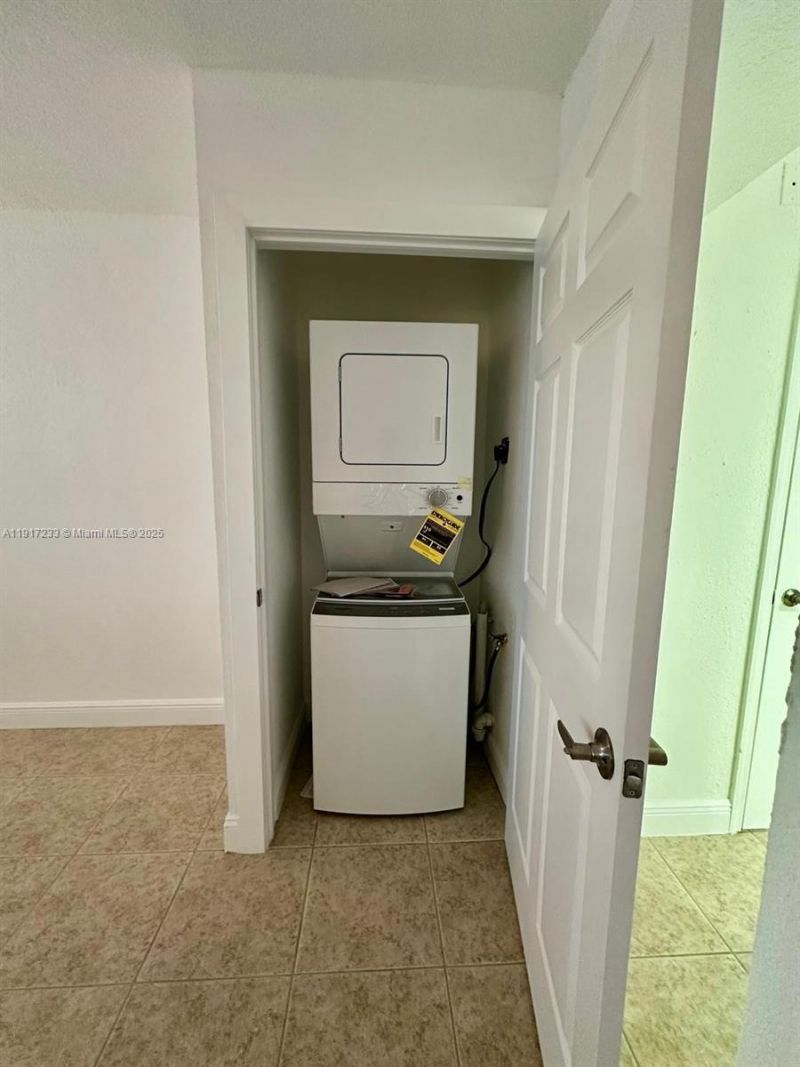 984 W 40th St, Unit 2, Hialeah, FL 33012 Photo