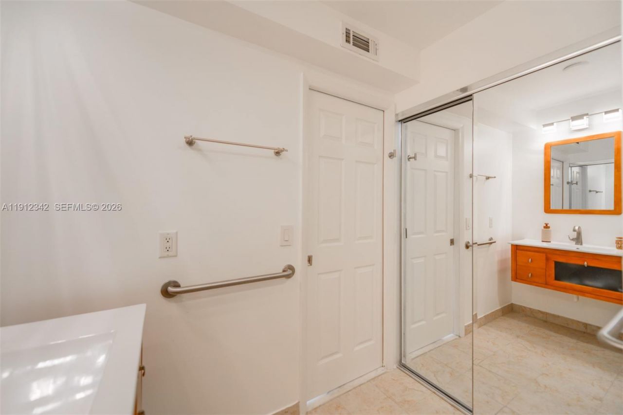 400 Diplomat Pkwy, Unit 704, Hallandale Beach, FL 33009 Photo