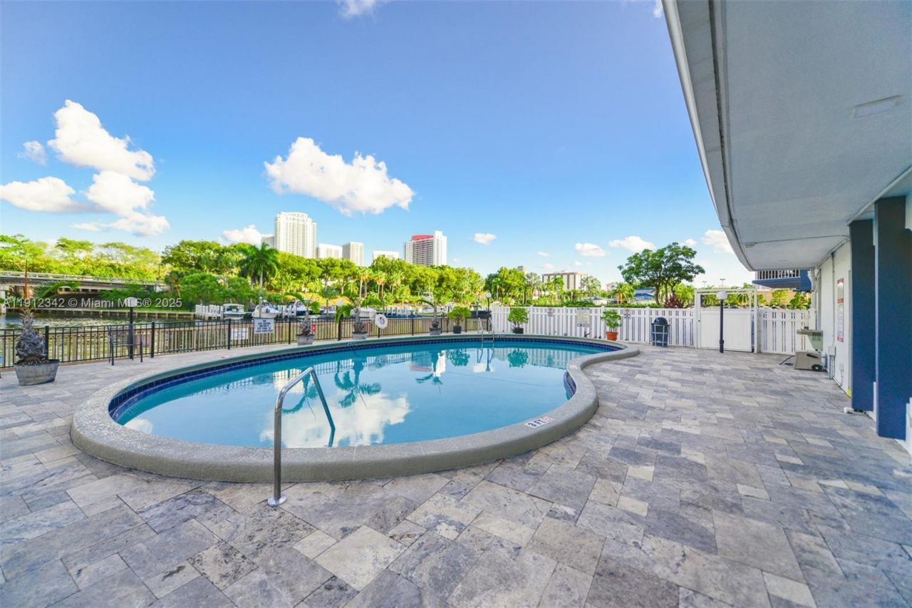 400 Diplomat Pkwy, Unit 704, Hallandale Beach, FL 33009 Photo