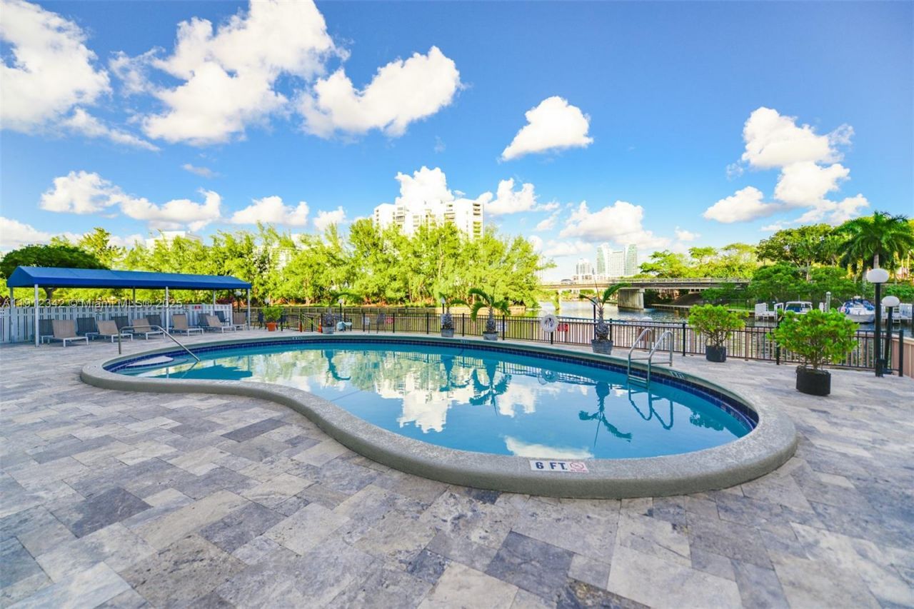 400 Diplomat Pkwy, Unit 704, Hallandale Beach, FL 33009 Photo