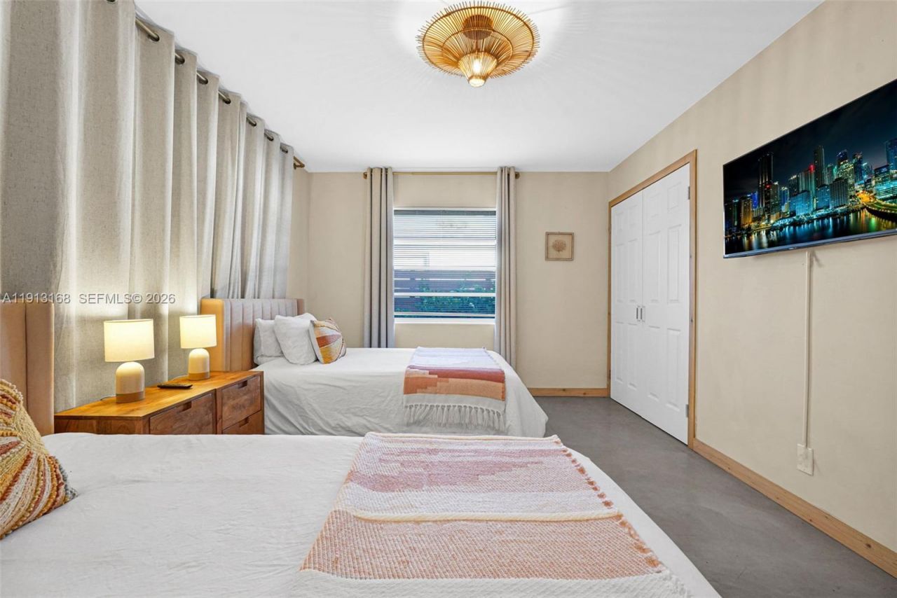 1012 NE 2nd Street, Hallandale Beach, FL 33009 Photo