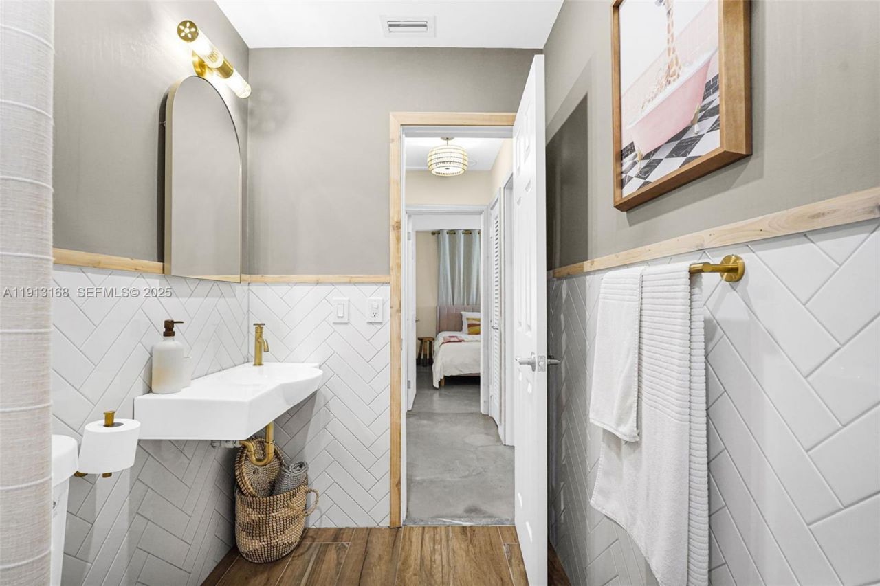 1012 NE 2nd Street, Hallandale Beach, FL 33009 Photo