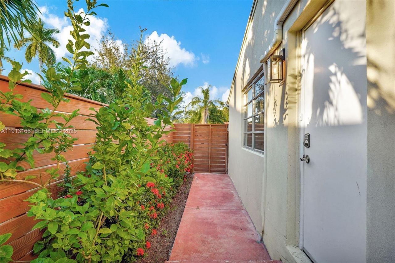 1012 NE 2nd Street, Hallandale Beach, FL 33009 Photo