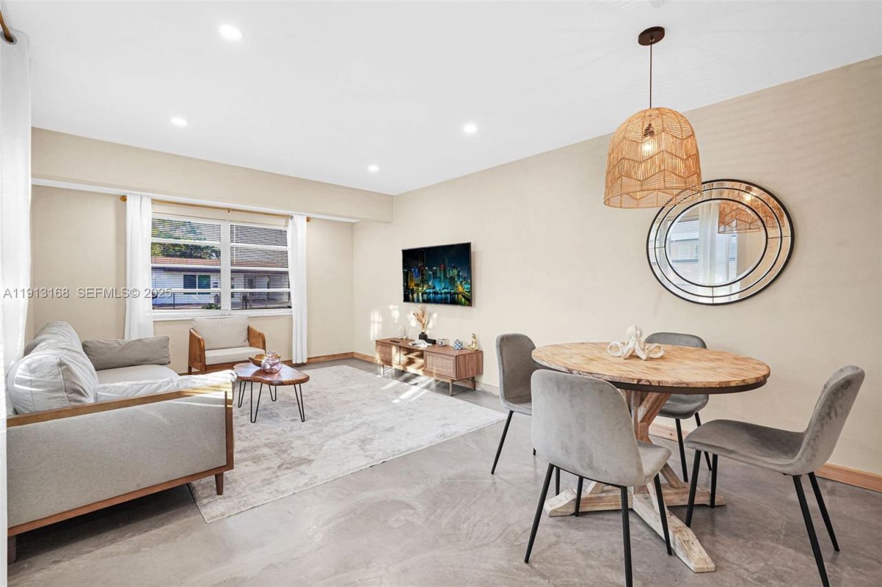 1012 NE 2nd Street, Hallandale Beach, FL 33009 Photo