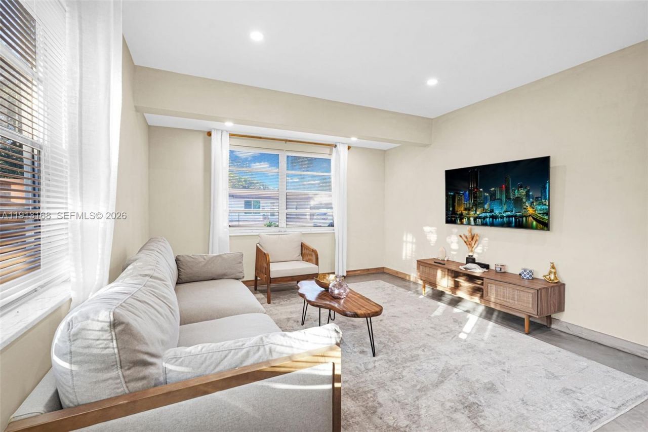 1012 NE 2nd Street, Hallandale Beach, FL 33009 Photo