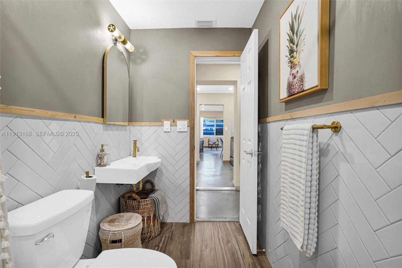 1012 NE 2nd Street, Hallandale Beach, FL 33009 Photo