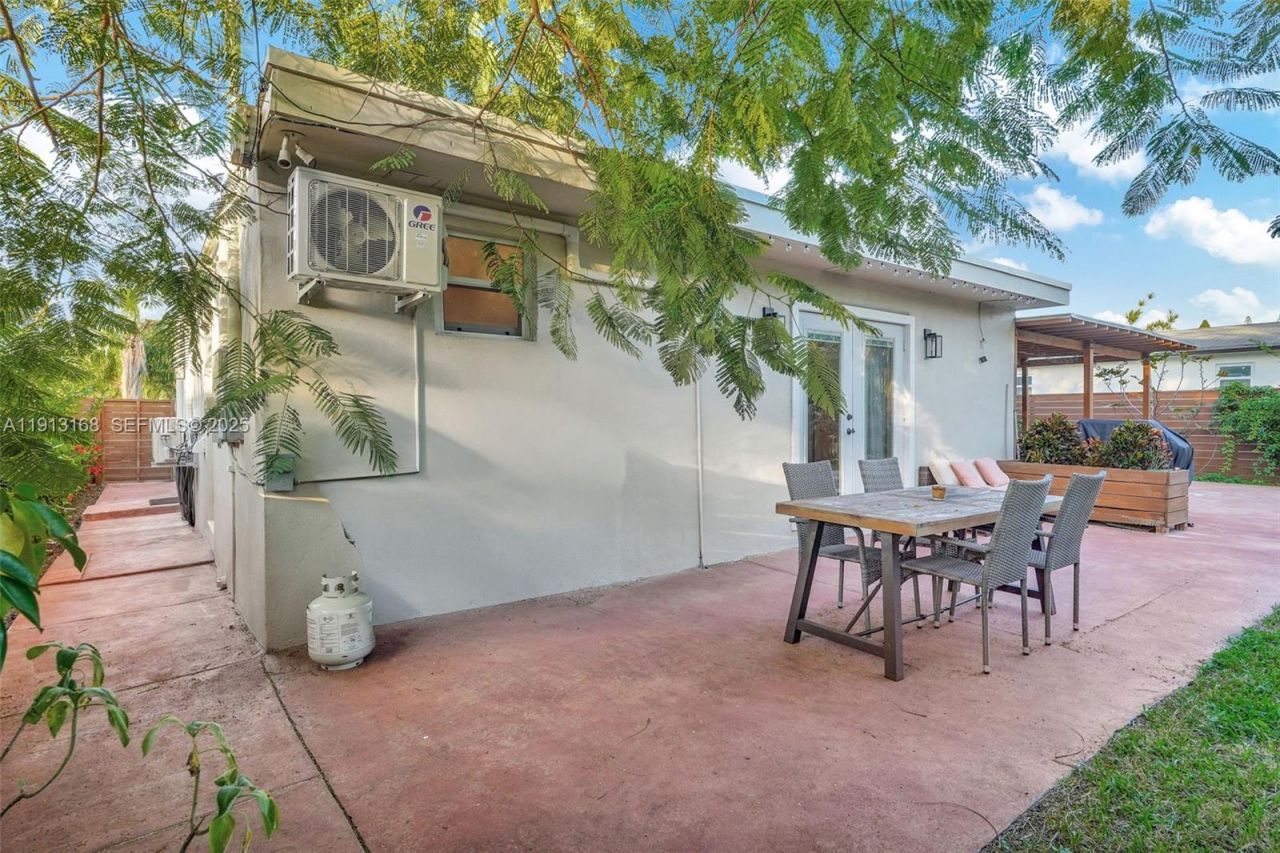 1012 NE 2nd Street, Hallandale Beach, FL 33009 Photo