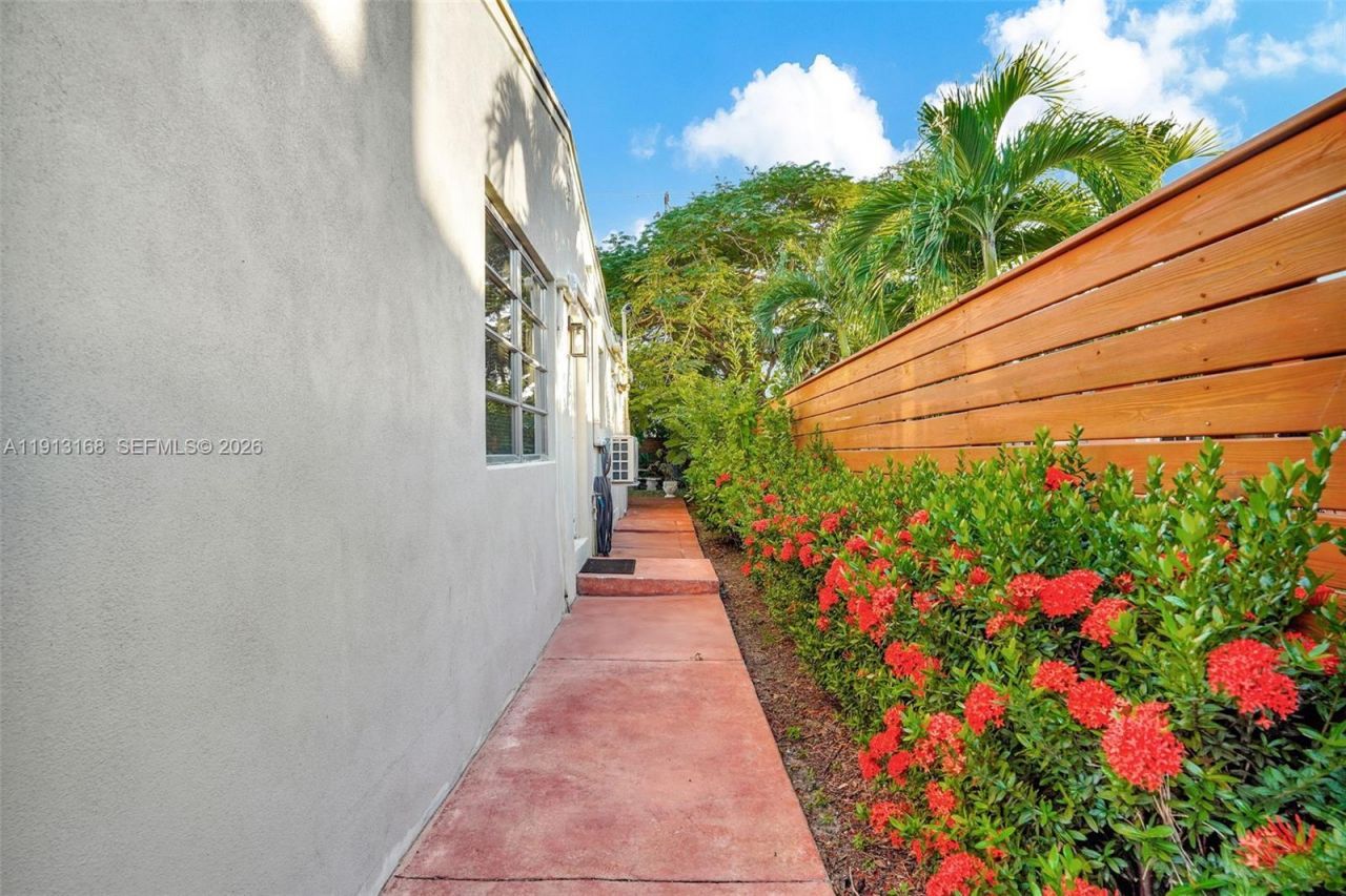 1012 NE 2nd Street, Hallandale Beach, FL 33009 Photo