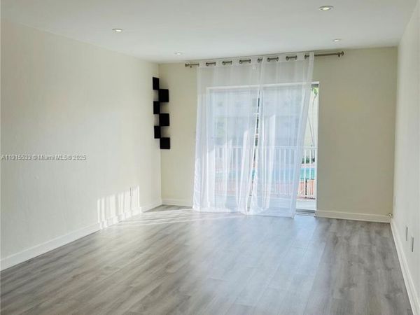 7505 SW 82nd St, Unit 211, Miami, FL 33143