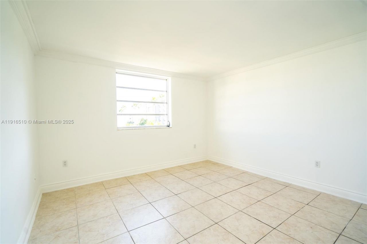 3527 NE 168th St, Unit 301, North Miami Beach, FL 33160 Photo