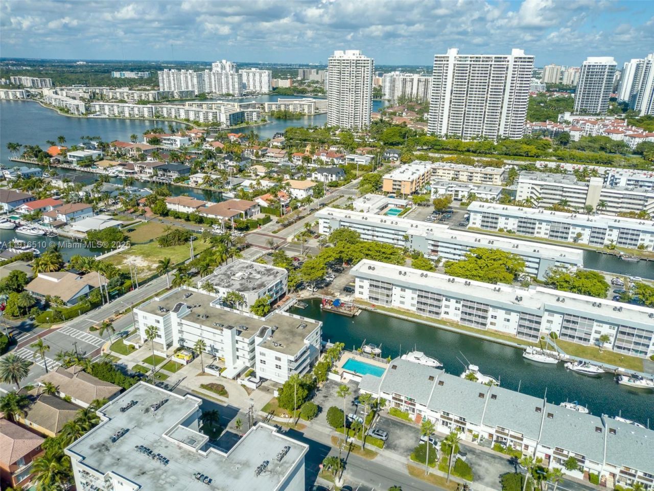 3527 NE 168th St, Unit 301, North Miami Beach, FL 33160 Photo