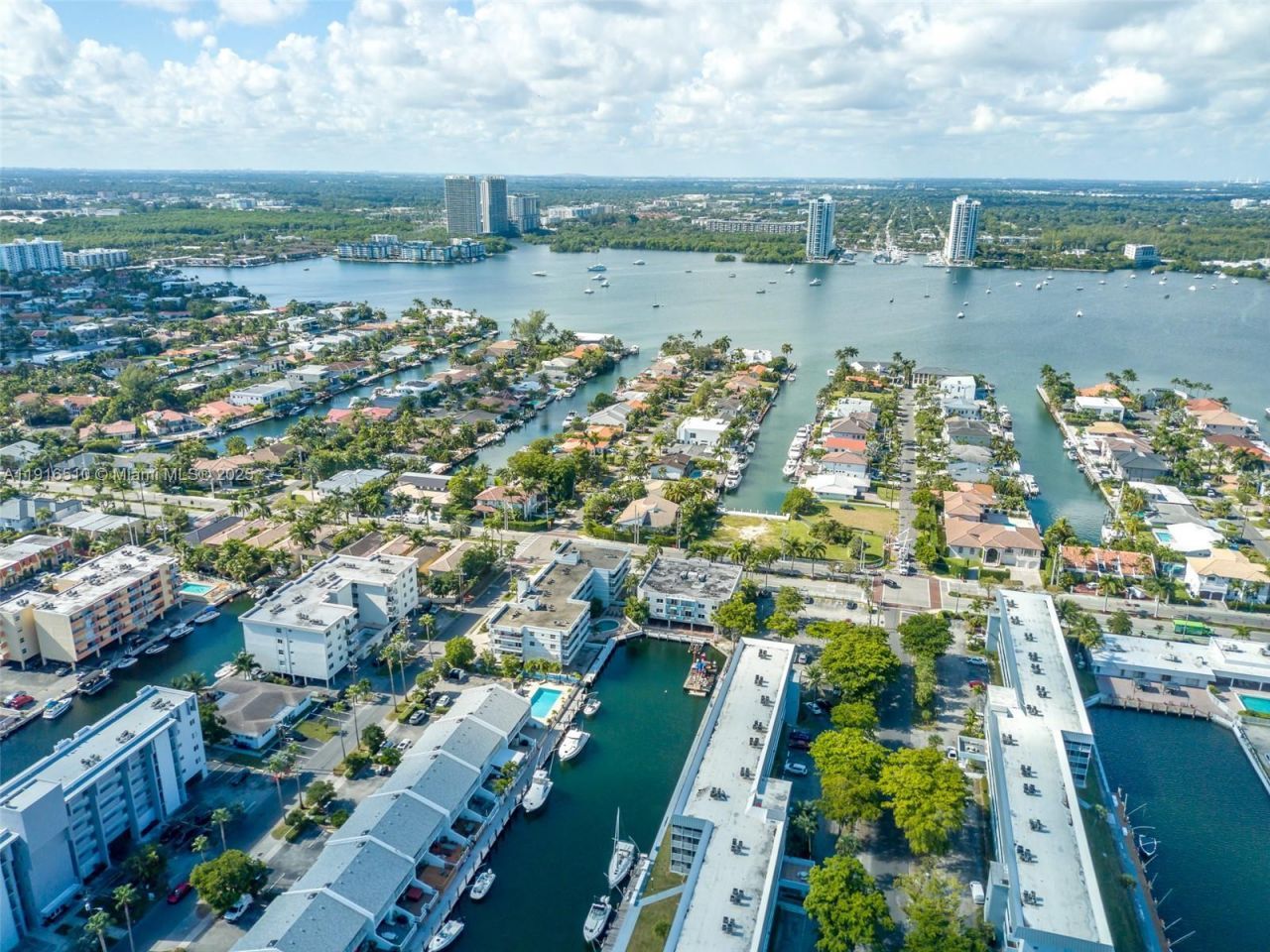 3527 NE 168th St, Unit 301, North Miami Beach, FL 33160 Photo