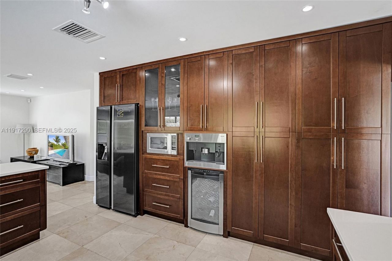 3443 NE 166th St, North Miami Beach, FL 33160 Photo