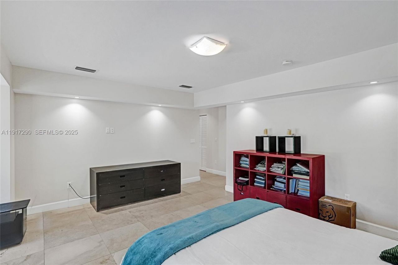 3443 NE 166th St, North Miami Beach, FL 33160 Photo