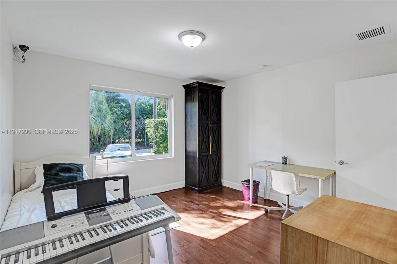 3443 NE 166th St, North Miami Beach, FL 33160 Photo