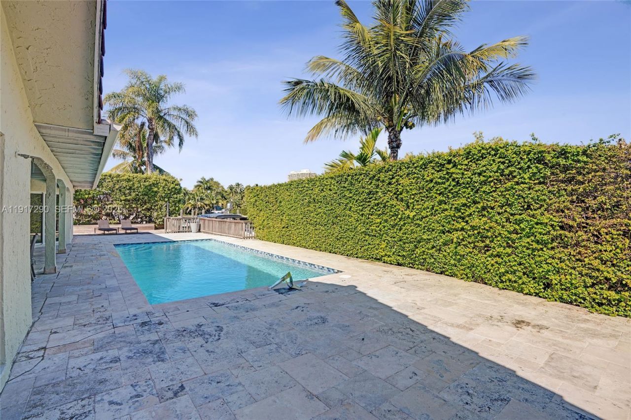 3443 NE 166th St, North Miami Beach, FL 33160 Photo