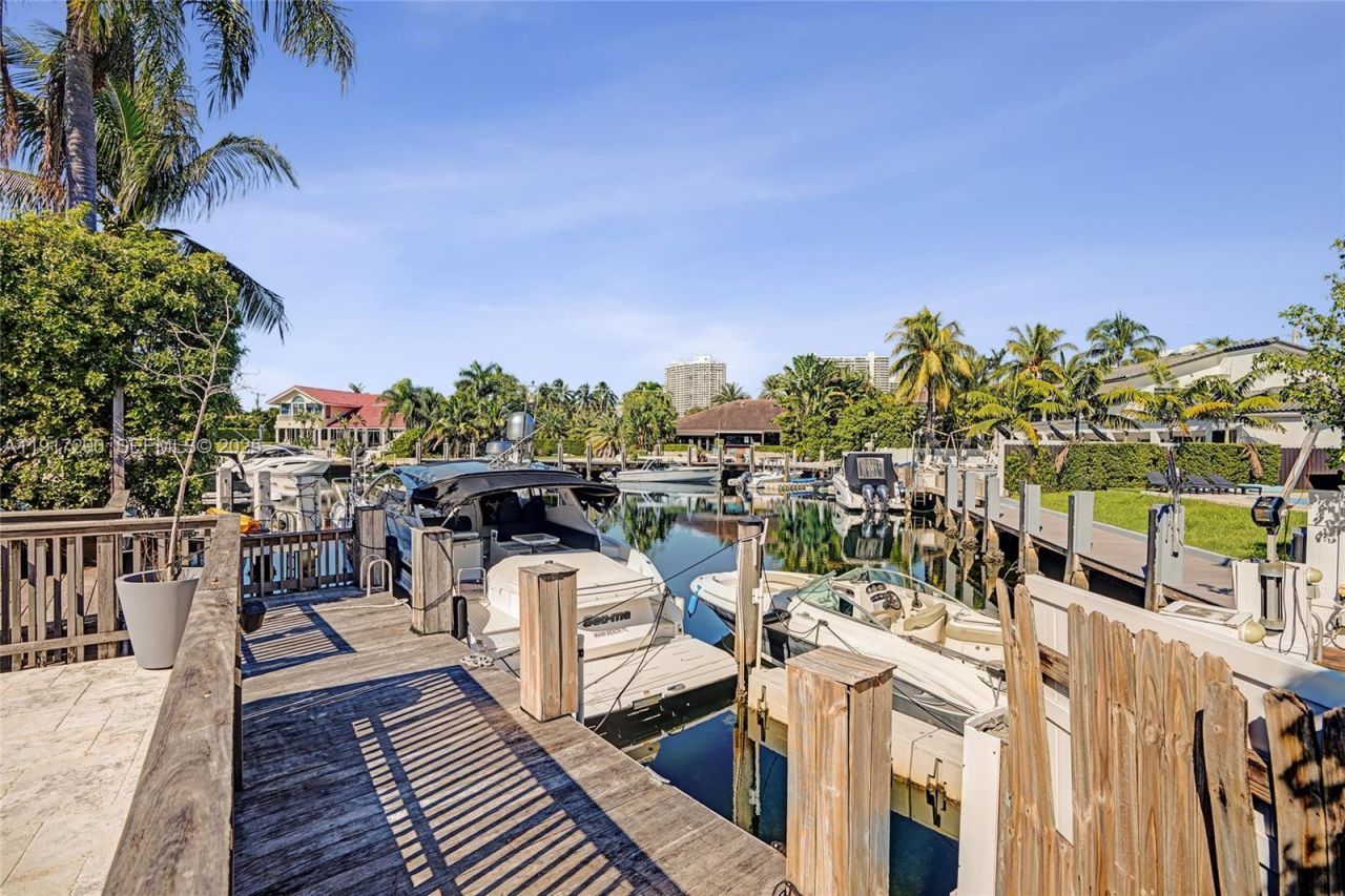 3443 NE 166th St, North Miami Beach, FL 33160 Photo