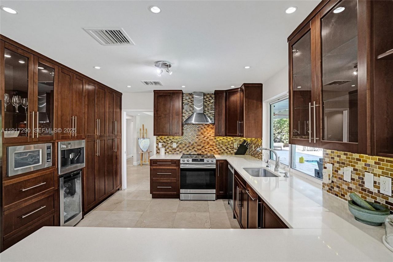 3443 NE 166th St, North Miami Beach, FL 33160 Photo