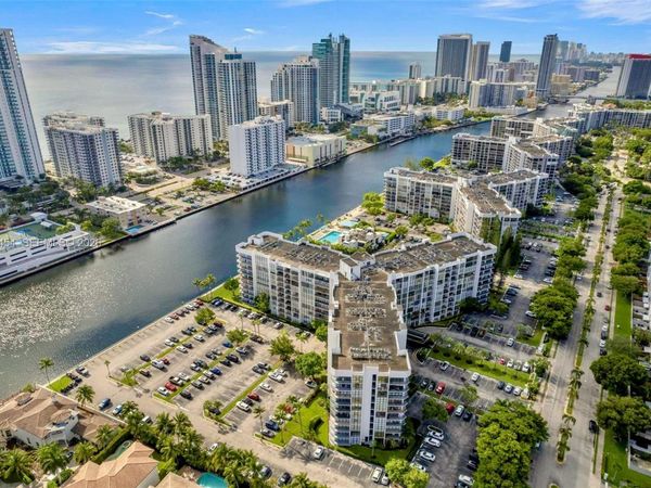 1000 Parkview Dr, Unit 518, Hallandale Beach, FL 33009