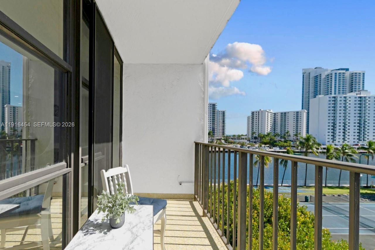 1000 Parkview Dr, Unit 518, Hallandale Beach, FL 33009 Photo