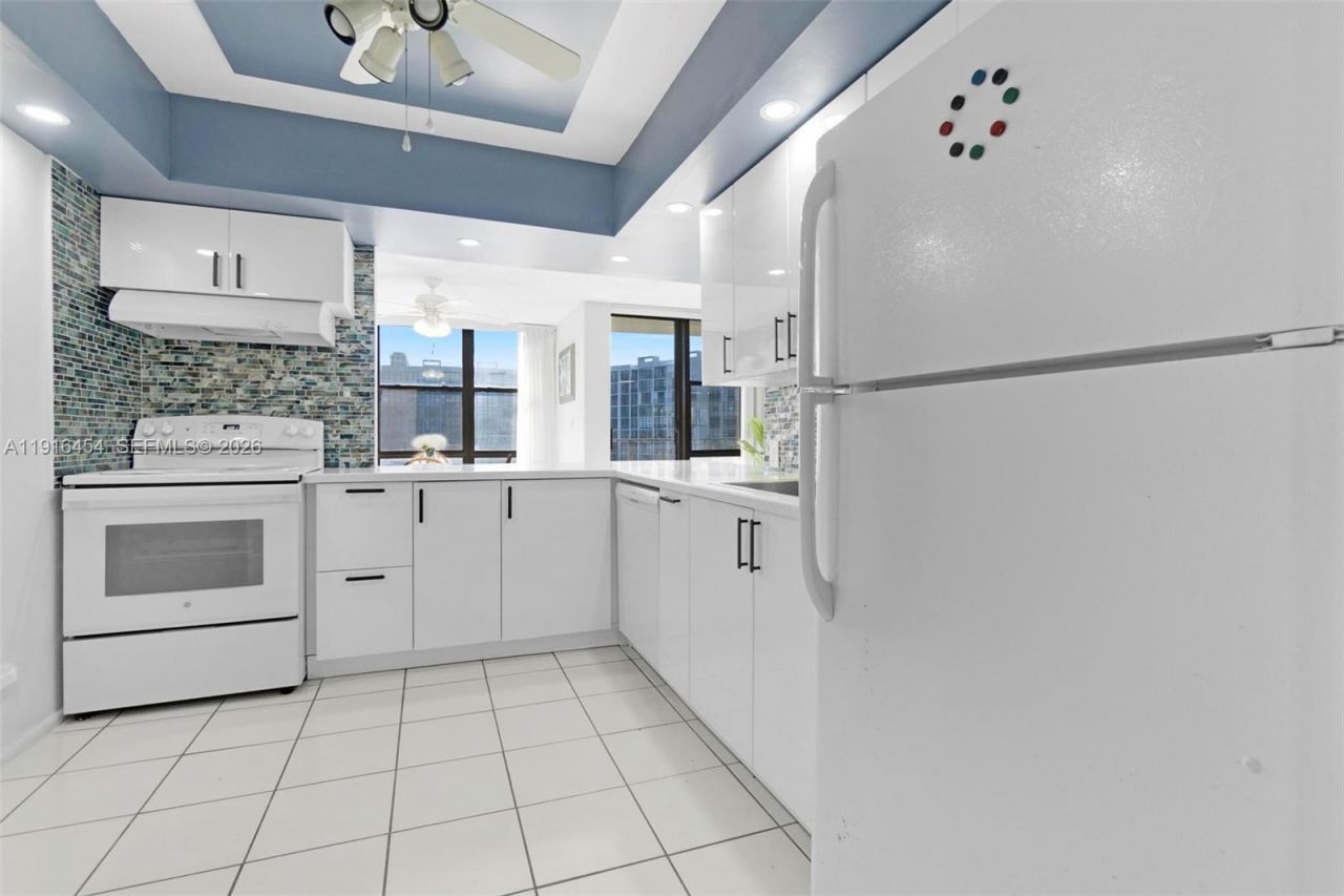 1000 Parkview Dr, Unit 518, Hallandale Beach, FL 33009 Photo