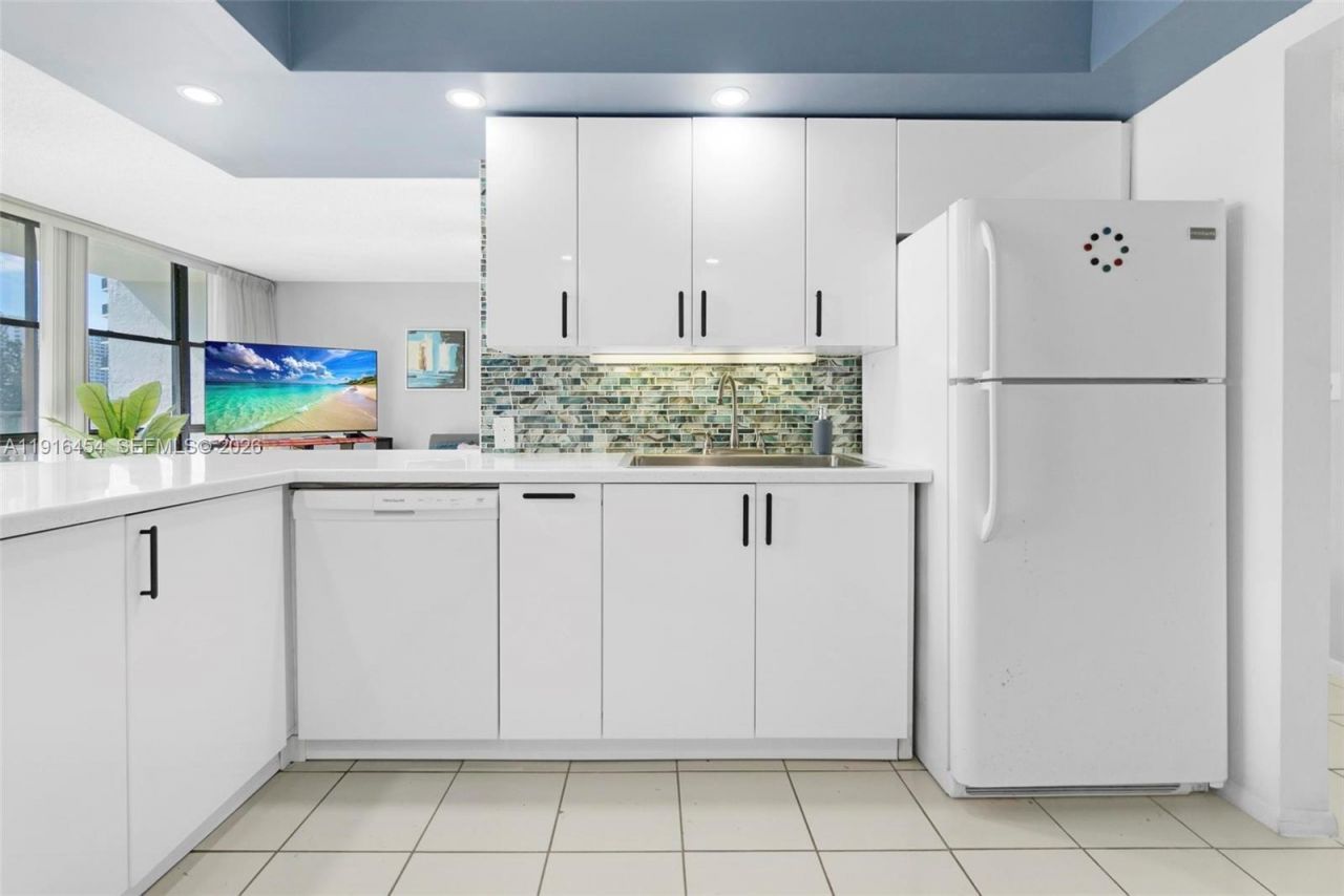 1000 Parkview Dr, Unit 518, Hallandale Beach, FL 33009 Photo
