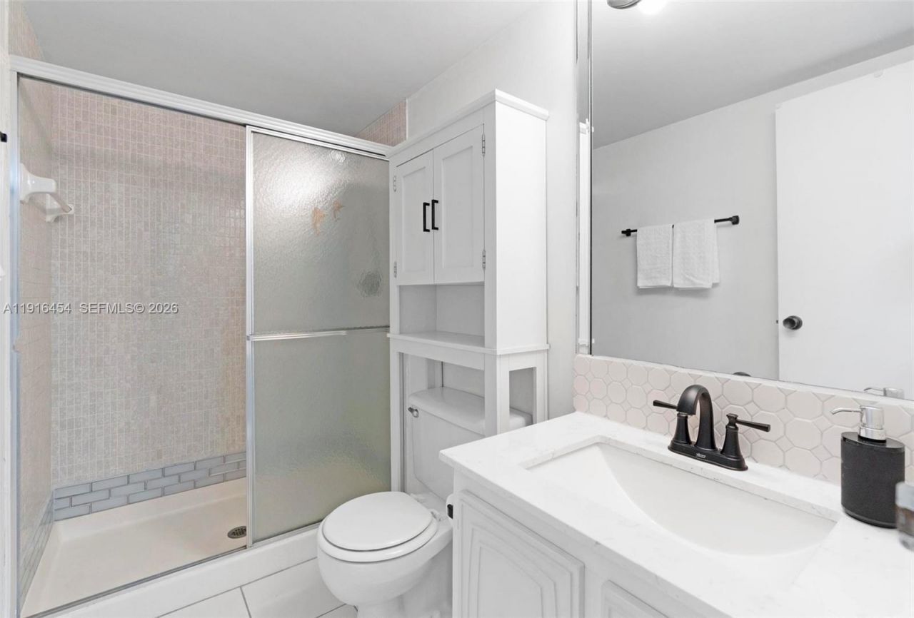 1000 Parkview Dr, Unit 518, Hallandale Beach, FL 33009 Photo