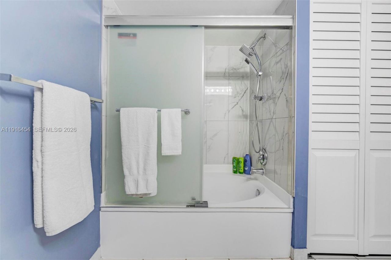 1000 Parkview Dr, Unit 518, Hallandale Beach, FL 33009 Photo