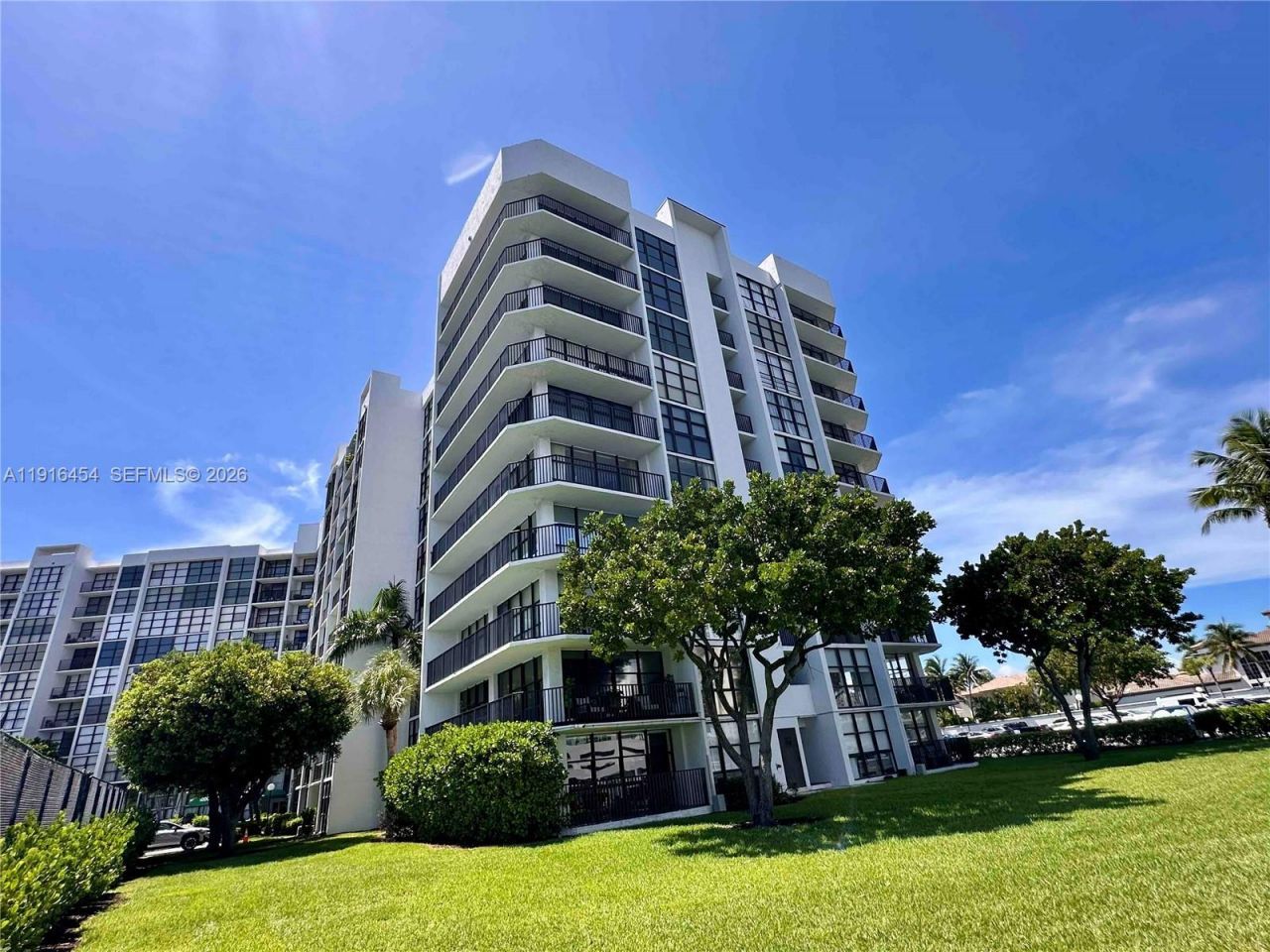 1000 Parkview Dr, Unit 518, Hallandale Beach, FL 33009 Photo