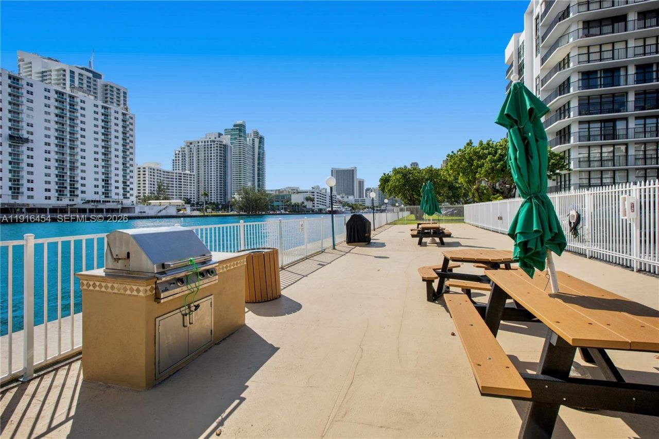 1000 Parkview Dr, Unit 518, Hallandale Beach, FL 33009 Photo