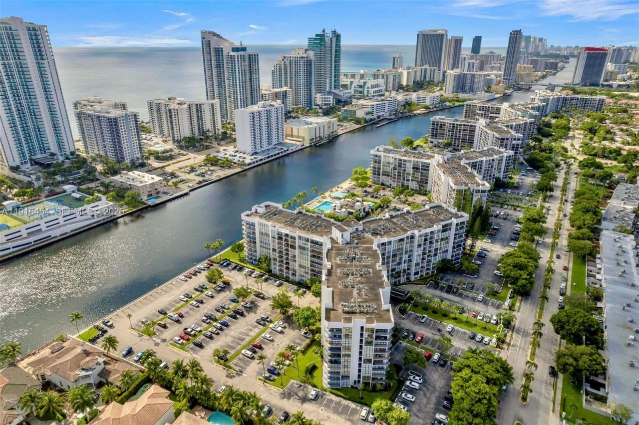 1000 Parkview Dr, Unit 518, Hallandale Beach, FL 33009 Photo